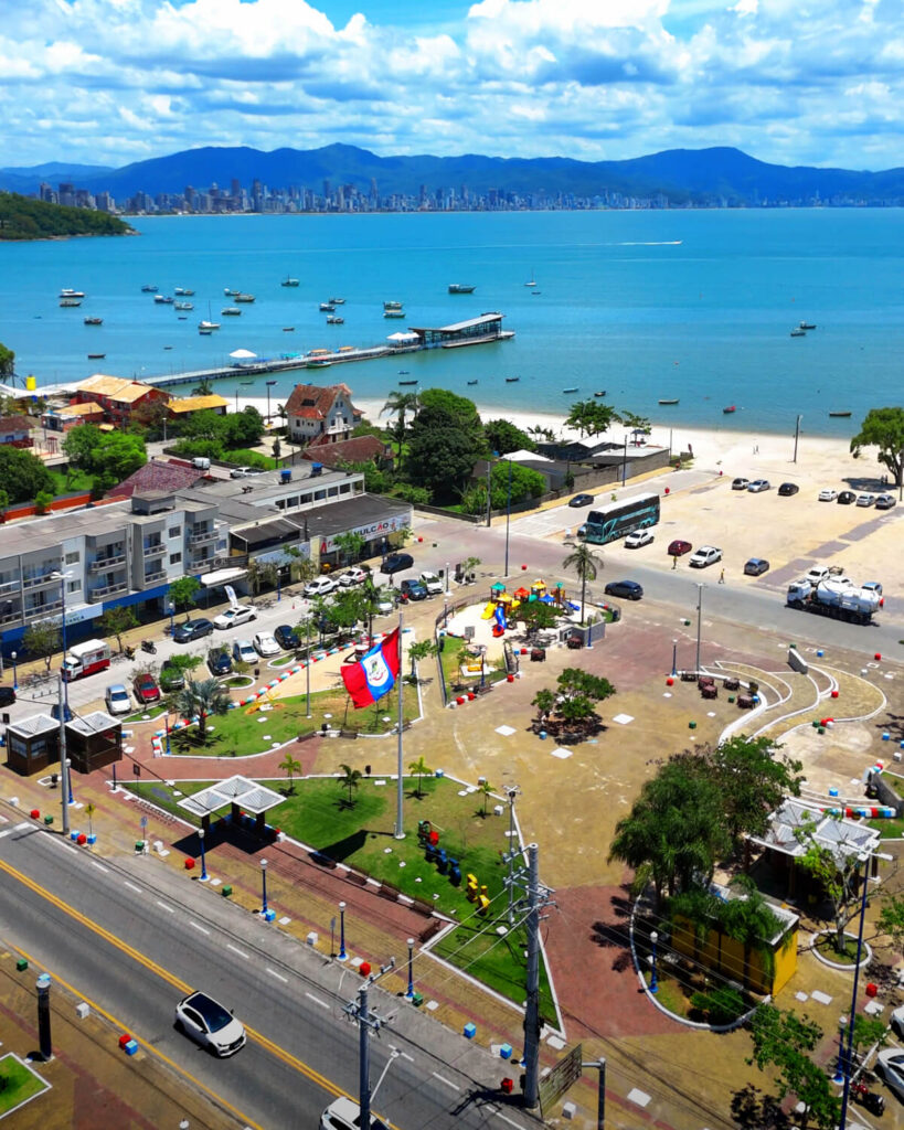 Foto aérea da praça principal do destino Porto Belo em Santa Catarina