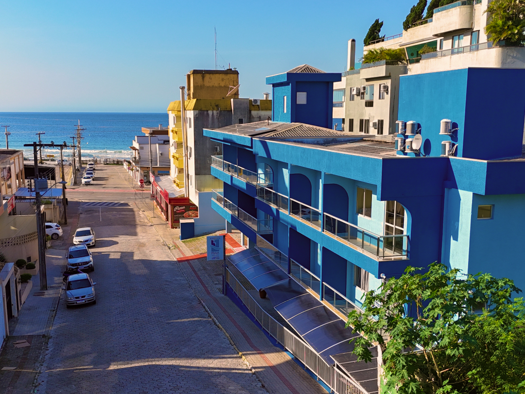 Foto aérea do Bombinhas Praia Apart Hotel II com a praia ao fundo