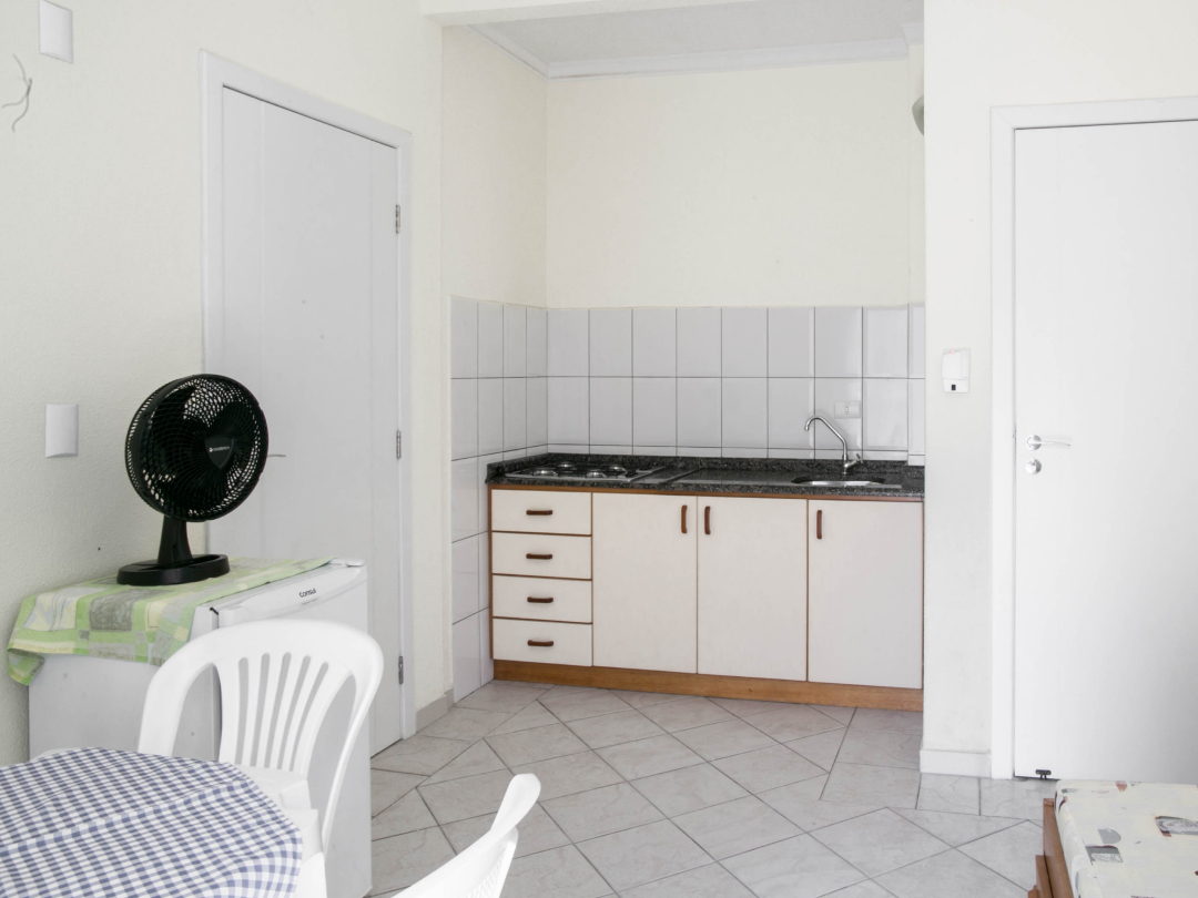Foto da sala do apartamento família com cozinha e varanda no Bombinhas Praia Apart Hotel II mostrando a cozinha e a mesa