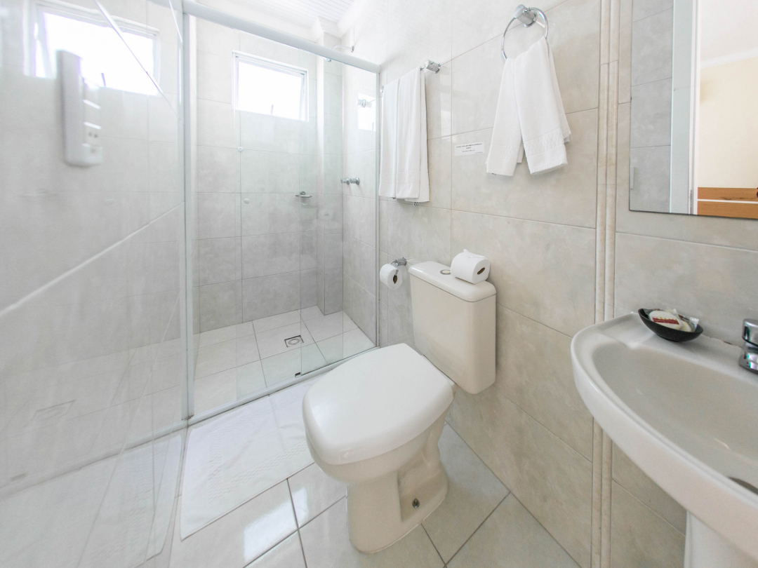 Foto do banheiro do apartamento família com cozinha e varanda no Bombinhas Praia Apart Hotel II