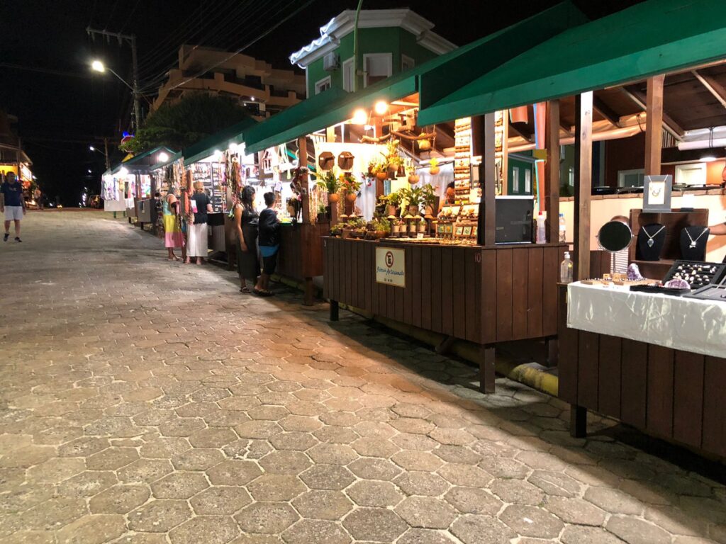 Foto da feirinha do centro de Bombinhas à noite