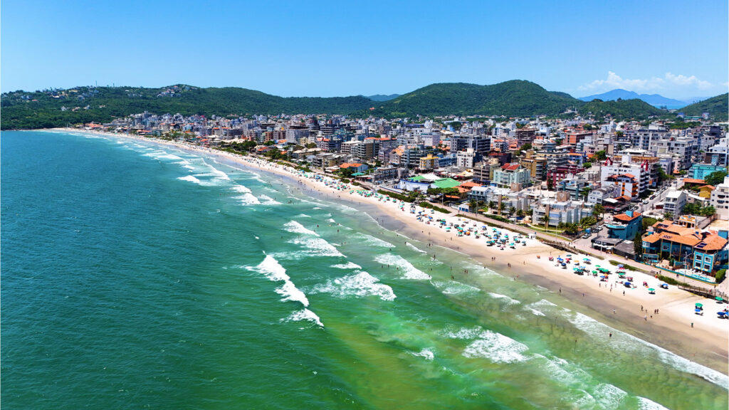 Praia de Bombas no verão, a melhor época para quem busca sol e calor.