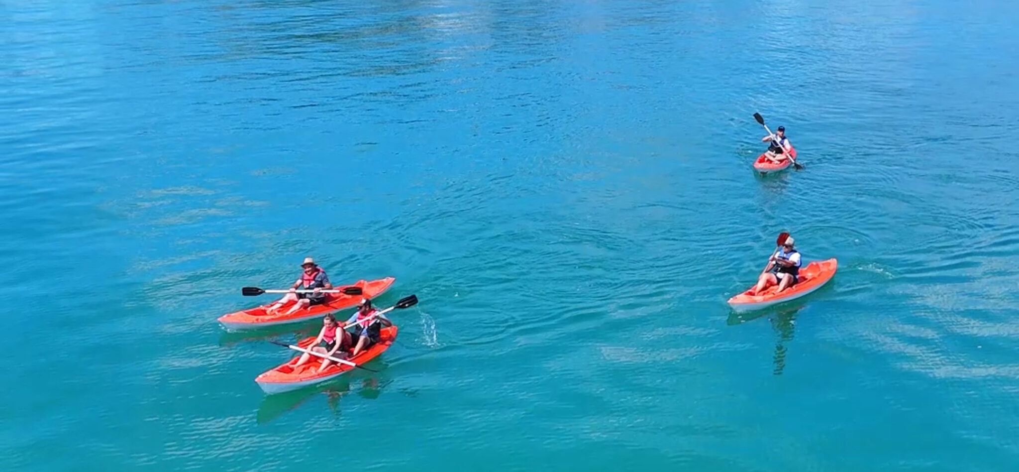 O que fazer em Bombinhas com crianças: Uma família passeando com caiaques