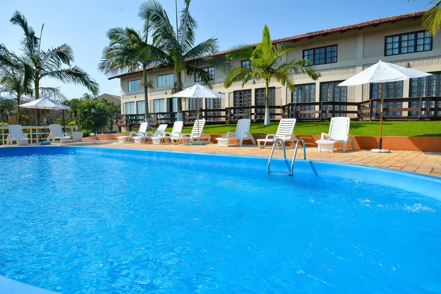 Bloco de apartamentos com vista para a piscina no Hotel Morro do Sol
